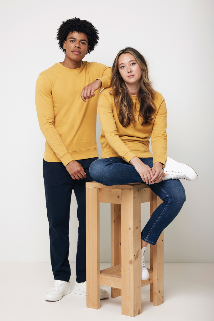 Deux jeunes adultes en sweats jaunes assortis
