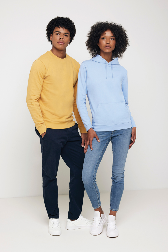 Deux modèles en tenues décontractées en studio