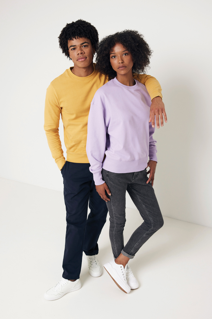 Deux jeunes adultes en sweats colorés posant