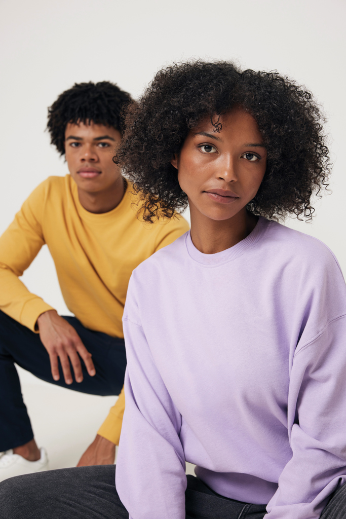 Deux jeunes adultes en studio, tenues colorées