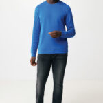 Homme portant sweat bleu et jean foncé