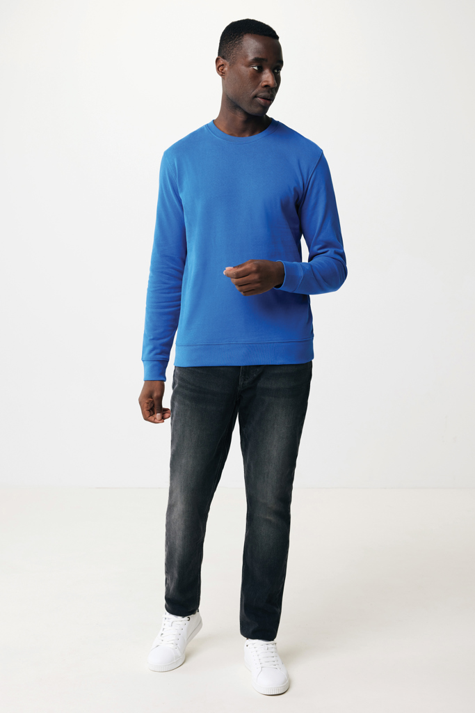 Homme portant sweat bleu et jean foncé