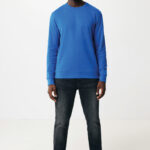 Homme souriant en sweat bleu et jean