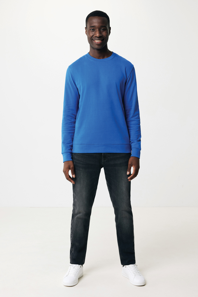 Homme souriant en sweat bleu et jean