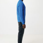 Homme de profil en pull bleu et jeans
