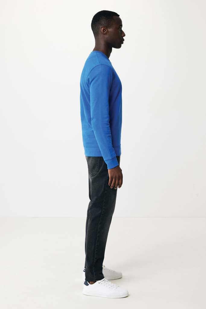 Homme de profil en pull bleu et jeans