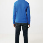 Homme de dos en sweat bleu et jean