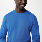 Homme souriant en sweat bleu sur fond neutre