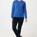Femme en sweat bleu et jean noir