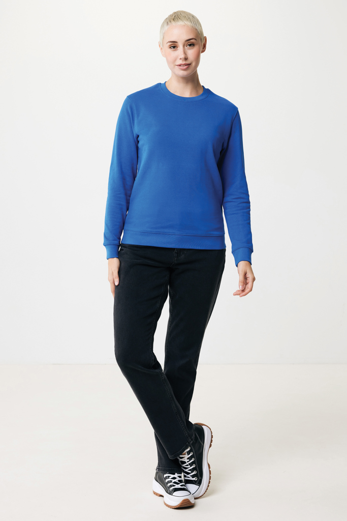 Femme en sweat bleu et jean noir