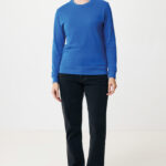 Femme en sweat bleu et jean noir