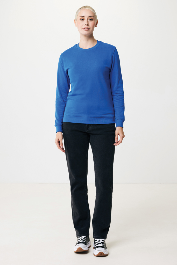 Femme en sweat bleu et jean noir