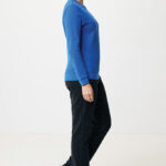 Personne en pull bleu et pantalon noir