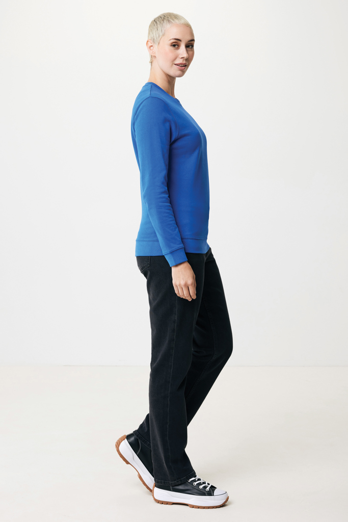 Personne en pull bleu et pantalon noir