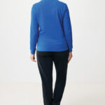Femme de dos en pull bleu et jean