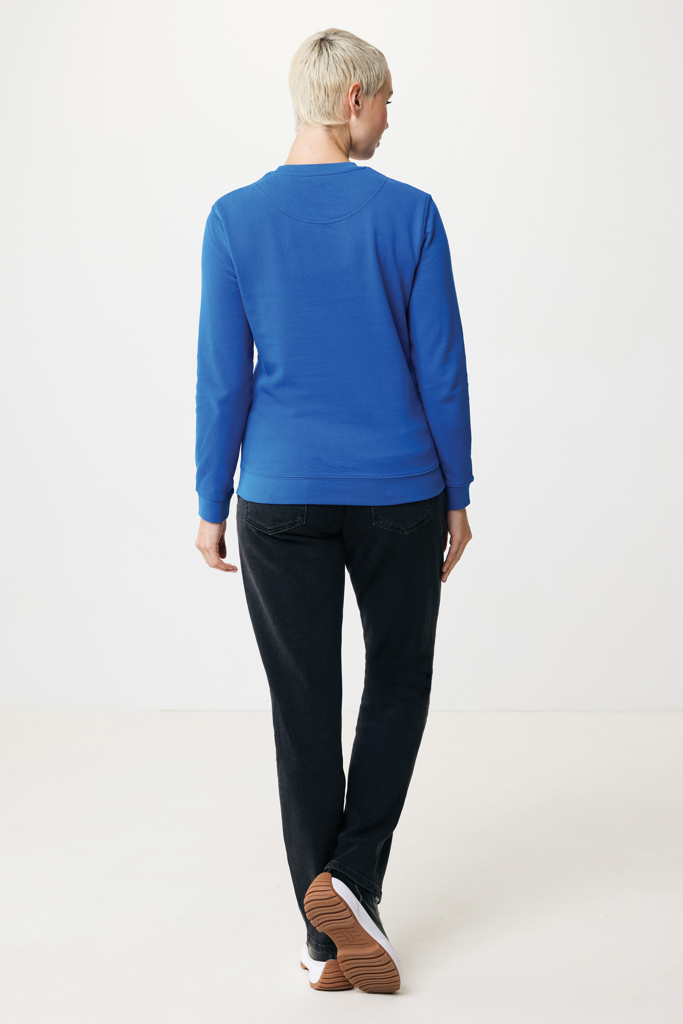 Femme de dos en pull bleu et jean