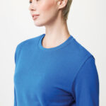 Femme aux cheveux courts portant un pull bleu