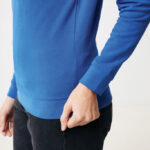 Personne portant un sweat bleu et jean noir