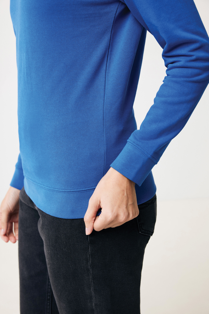 Personne portant un sweat bleu et jean noir