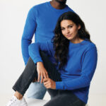 Homme et femme en pulls bleus assortis