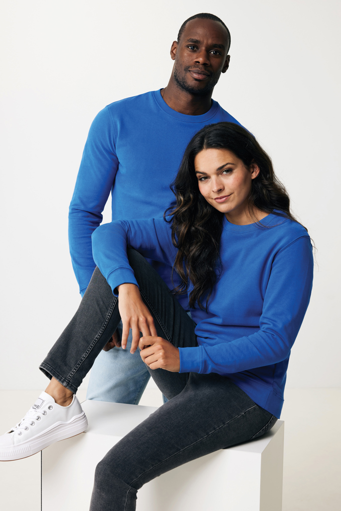 Homme et femme en pulls bleus assortis