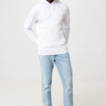 Homme souriant en hoodie blanc et jean clair