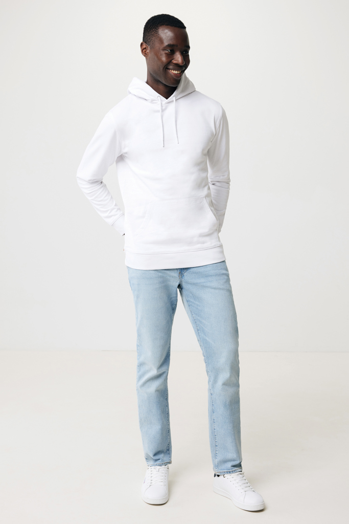 Homme souriant en hoodie blanc et jean clair