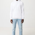 Homme portant sweat blanc et jean clair