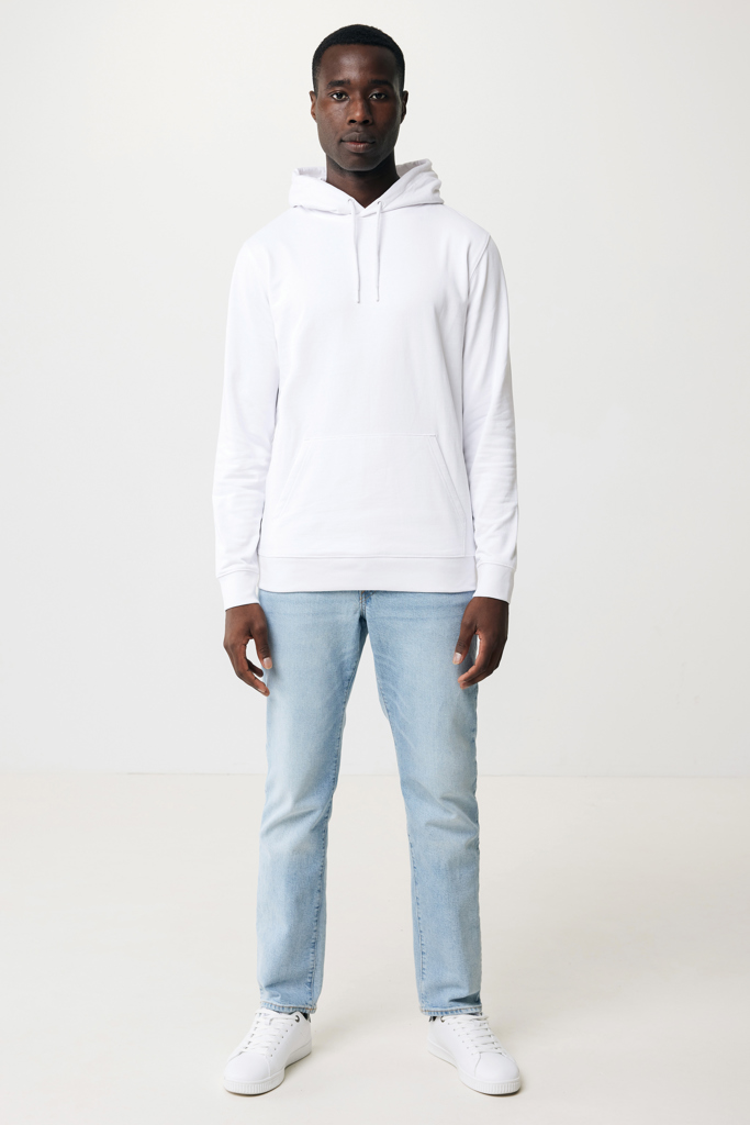 Homme portant sweat blanc et jean clair
