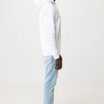Homme de profil en hoodie blanc