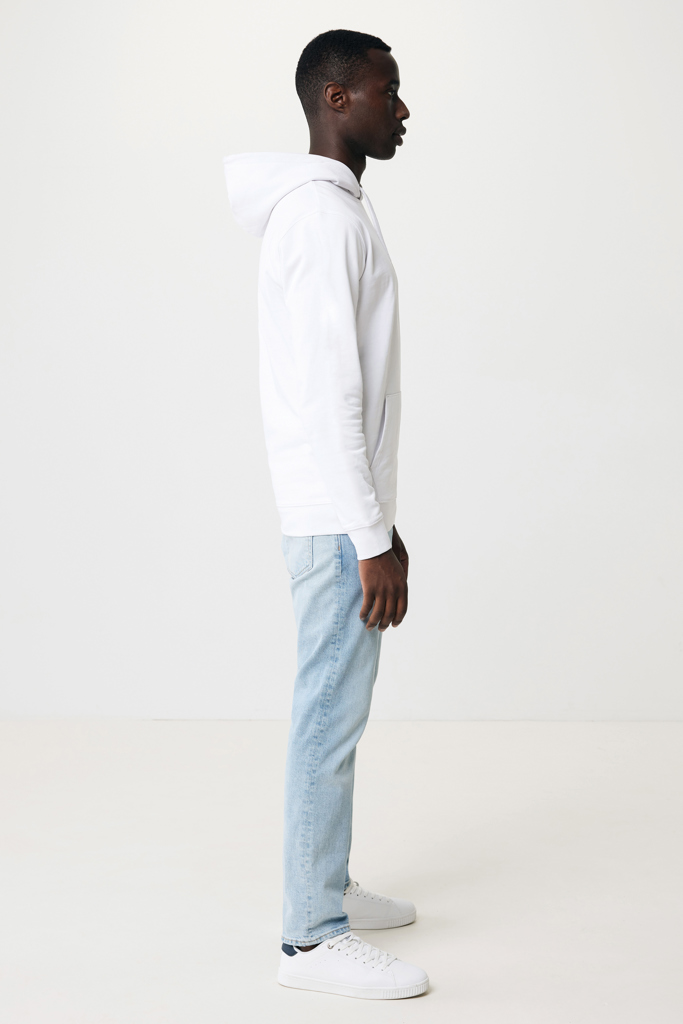 Homme de profil en hoodie blanc