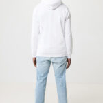 Homme de dos en hoodie blanc et jean