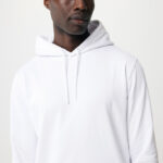 Homme portant un sweat à capuche blanc