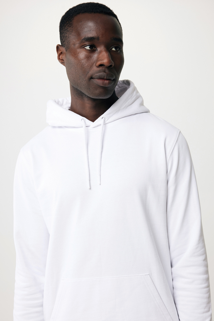 Homme portant un sweat à capuche blanc