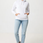 Femme en hoodie blanc et jean clair