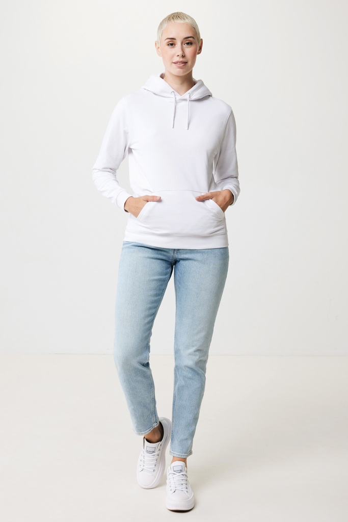Femme en hoodie blanc et jean clair