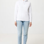 Femme en sweat blanc et jean clair