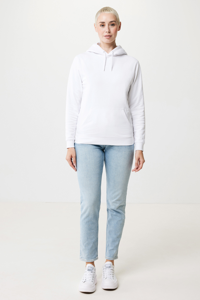 Femme en sweat blanc et jean clair