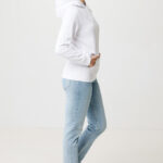 Femme en hoodie blanc et jean clair