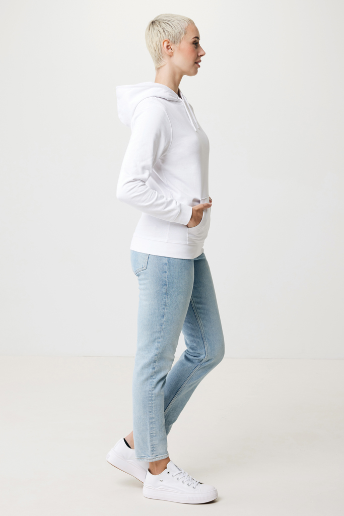 Femme en hoodie blanc et jean clair