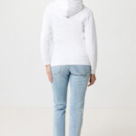 Vue arrière femme en hoodie blanc et jean