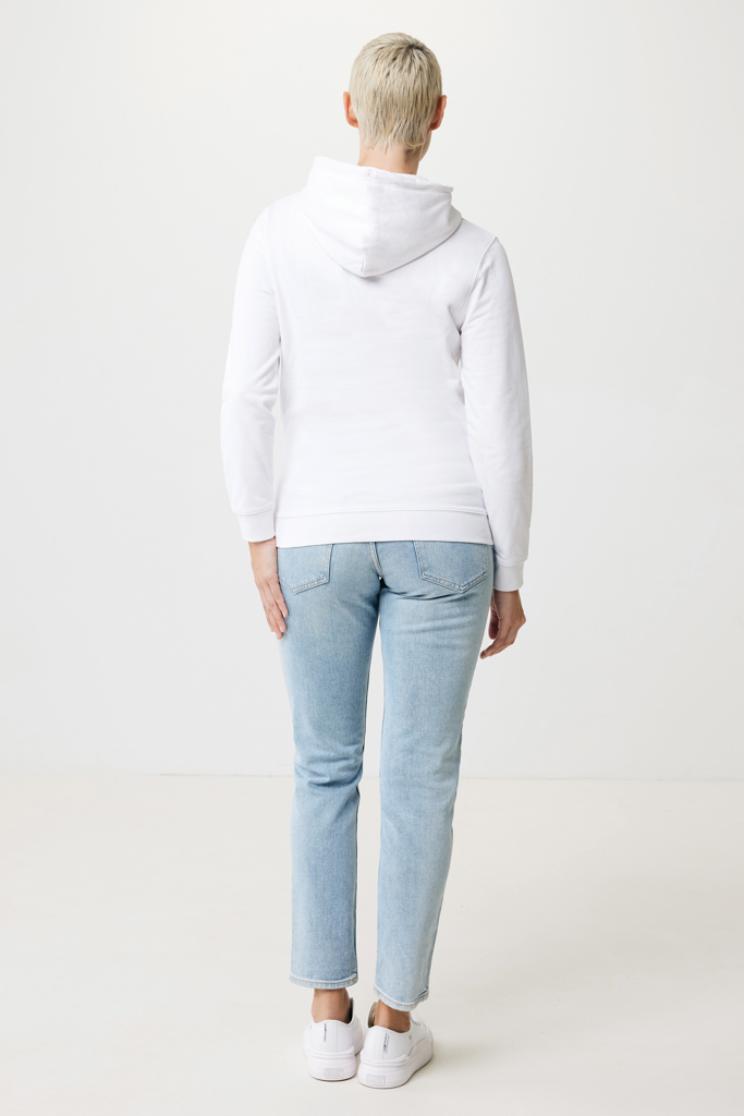 Vue arrière femme en hoodie blanc et jean