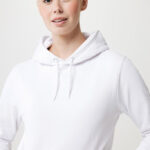 Personne aux cheveux courts portant un sweat blanc