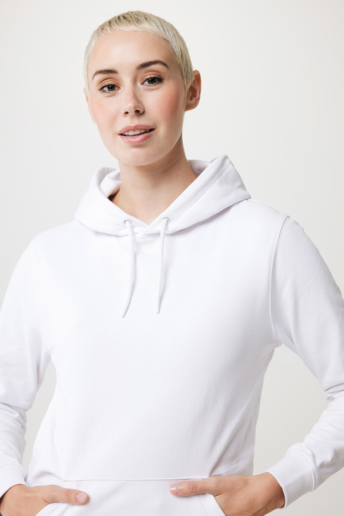 Personne aux cheveux courts portant un sweat blanc