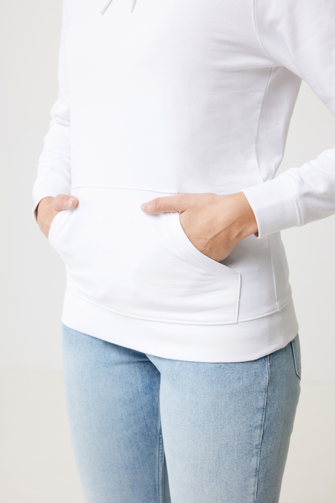 Personne portant un sweat à capuche gris clair