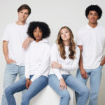 Quatre jeunes adultes en blanc et jean