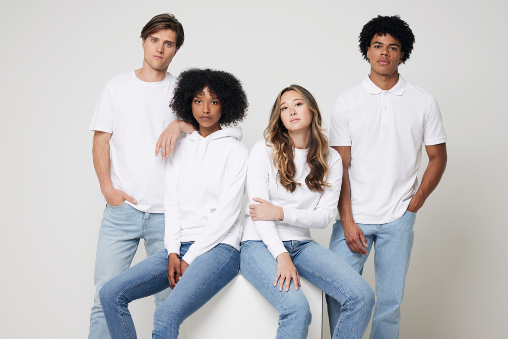 Quatre jeunes adultes en blanc et jean