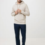 Homme souriant en sweat à capuche beige