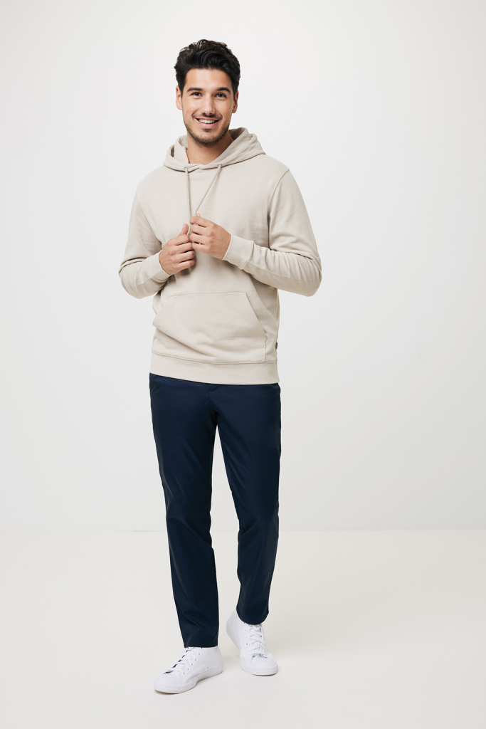 Homme souriant en sweat à capuche beige