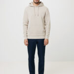 Homme portant hoodie beige et pantalon bleu marine